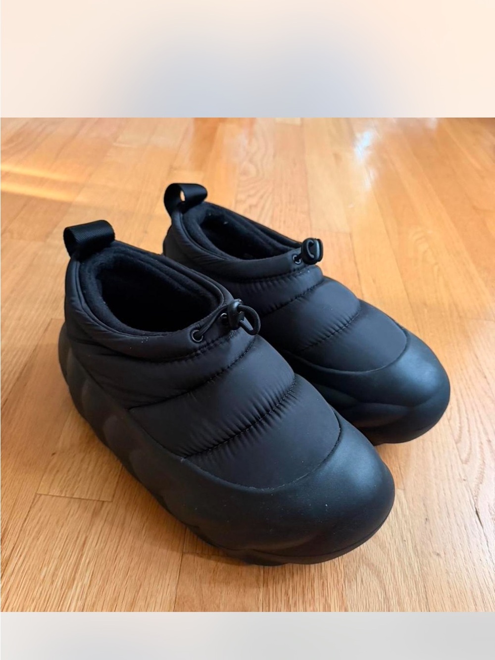 Men’s crocs over puff shoes black M7 W 9